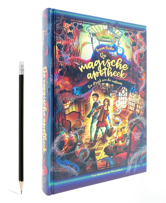 Gebonden editie van 'De magische apotheek' met gedetailleerde illustratie, naast een potlood.