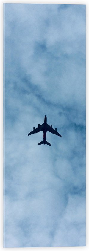 WallClassics - Acrylglas - Onderaanzicht van Vliegtuig bij Sluierwolken - 20x60 cm Foto op Acrylglas (Wanddecoratie op Acrylaat)