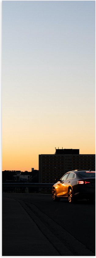 WallClassics - Poster Glanzend – Auto op Dak van Parkeergarage - 20x60 cm Foto op Posterpapier met Glanzende Afwerking