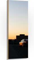 WallClassics - Hout - Auto op Dak van Parkeergarage - 40x120 cm - 12 mm dik - Foto op Hout (Met Ophangsysteem)
