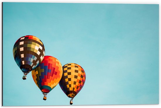 WallClassics - Dibond - Drie Kleurrijk Geblokte Luchtballonnen - 60x40 cm Foto op Aluminium (Met Ophangsysteem)