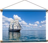 WallClassics - Textielposter - Groot Zeilschip op Helder Water - 60x40 cm Foto op Textiel