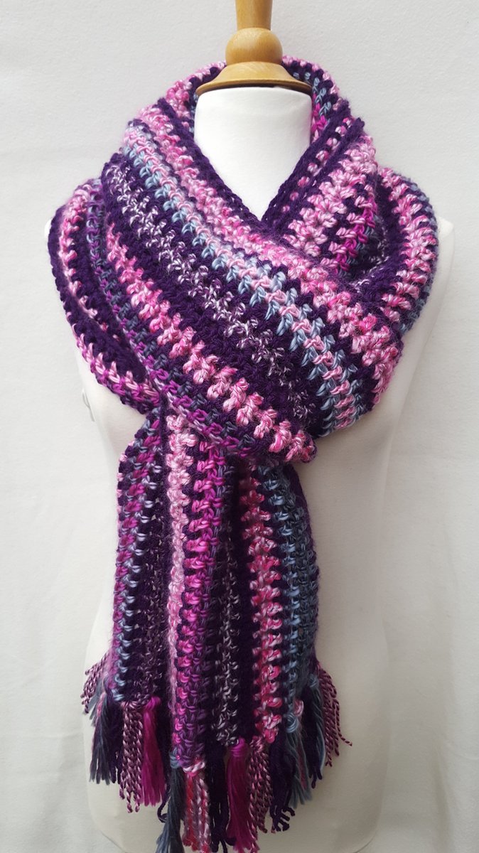 Lange sjaal in paars lila en rozetinten met franjes warme gehaakte sjaal handgemaakt