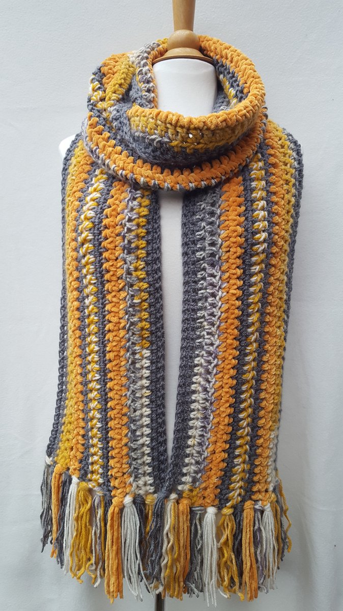 Lange warme sjaal met franjes gehaakt in grijs okergeel en cremekleur handgemaakte wintersjaal