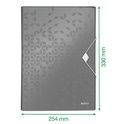 Grijze map met geometrisch patroon, elastische sluiting, afmetingen 254x330 mm.
