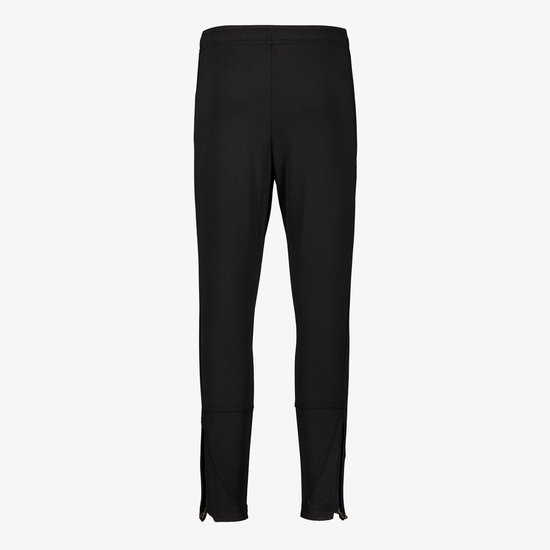 Zwarte Nike trainingsbroek met rits aan de onderkant van de pijpen.