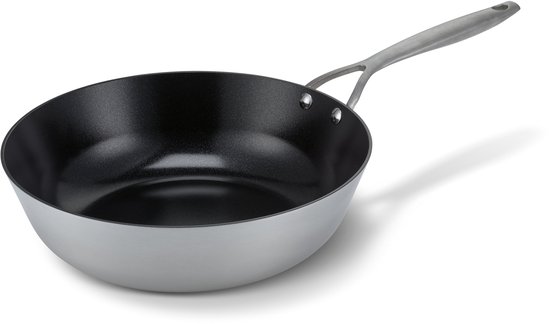 Grijze Brabantia wokpan met zwart interieur en zilverkleurig handvat, schuin van voren gefotografeerd.