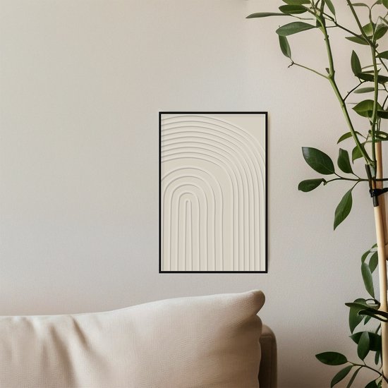 Beige poster met gebogen lijnen in een zwarte lijst, hangend boven een bank.
