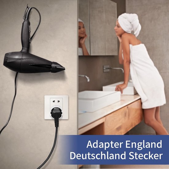 Een vrouw in een handdoek in een badkamer, kijkt naar zichzelf in de spiegel. Rechts een föhn hangt aan de muur, aangesloten op een stopcontact met adapter. 'Adapter England Deutschland Stecker'.