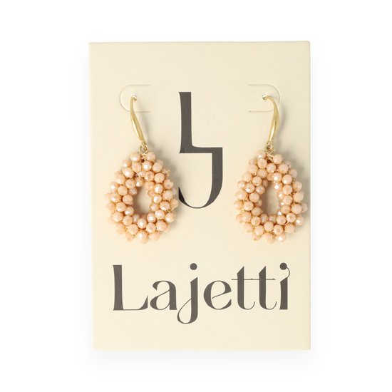 Lajetti oorbellen met een druppelvormige cluster van lichtbruine kraaltjes aan gouden haakjes.