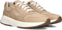 Paar lichtbruine leren sneakers met witte veters en witte zolen.