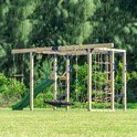 Houten klimtoestel met groene glijbaan, schommels, monkey bars, klimnet en ladders, in een groen gazon.