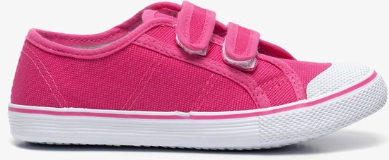 Roze canvas sneaker met klittenbandsluiting, witte neus en zool, zij-aanzicht.