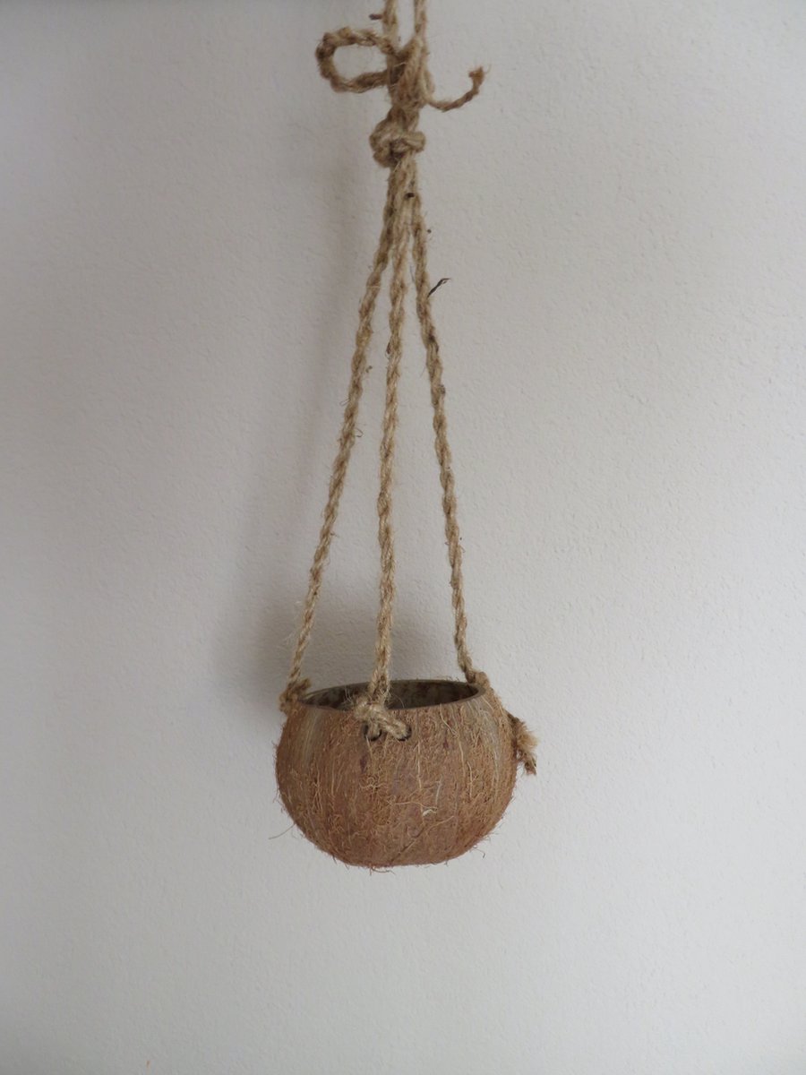 Kokosnoot hanger – planten hanger – bloempot – handgemaakt – natuurlijk – duurzaam – ecologisch – tropische decoratie – bohemian style – boho – exotische decoratie – interieuraccesoires – handwerk – indonesie – fairtrade – rustieke tuindecoratie