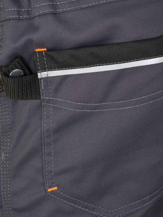 Pantalon de travail gris foncé avec coutures orange et une bande réfléchissante sur la poche arrière.