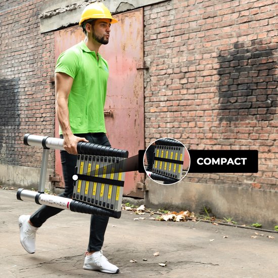 Man met gele helm draagt compacte, ingeschoven ladder, tekst 'COMPACT'.
