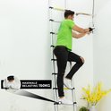 Man met groene trui werkt op uitgeschoven ladder van 4,4 meter, maximale belasting 150 kg.