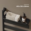 Gedetailleerde opname van de zwarte handdoekradiator plank met handdoeken en zeepdispenser.