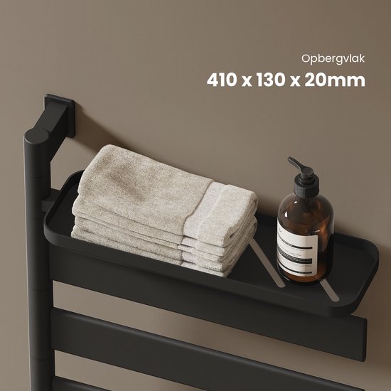 Gedetailleerde opname van de zwarte handdoekradiator plank met handdoeken en zeepdispenser.