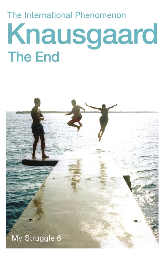 Boekcover met de titel 'Knausgård The End'. Drie jongens springen van een pier in het water.