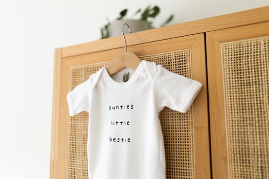 Baby rompertje met tekst - Auntie’s little bestie - Maat 50-56 - Aankondiging zwangerschap - Cadeau - Zwangerschap aankondiging - aankondiging baby - pregnancy announcement