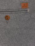 Grijze broek met visgraatpatroon en een bruine knoop, met een bruin label van Jack & Jones op de achterzak.