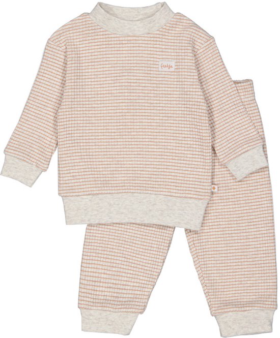 Beige-witte wafelpyjama met streepjespatroon en Feetje-logo op de borst.