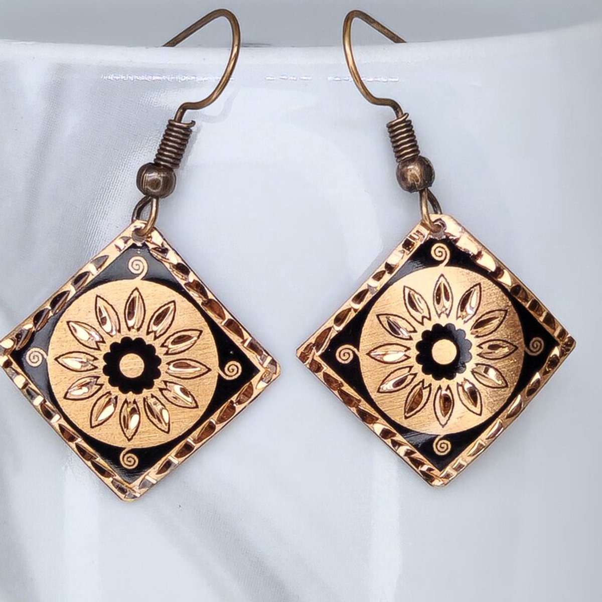Handgemaakte Koperen Oorbellen – Vintage Bloemenmandala Design