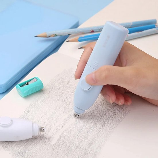 Een hand houdt een blauwe elektrische gum vast om gummen, naast een witte elektrische gum.