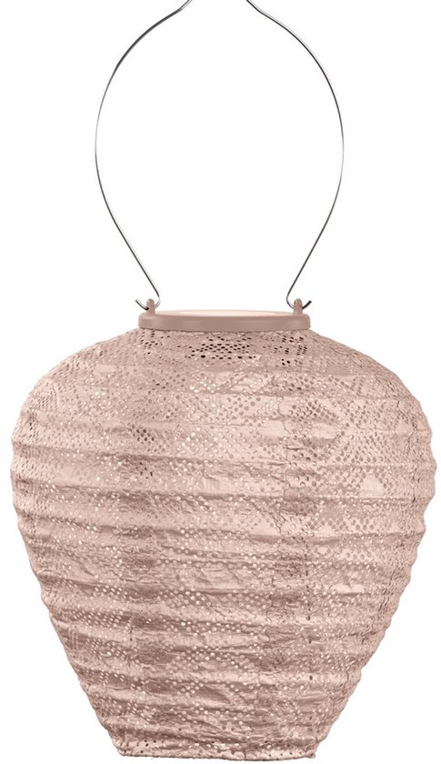 Roze lampion met een fijn ajour patroon en een metalen handvat.