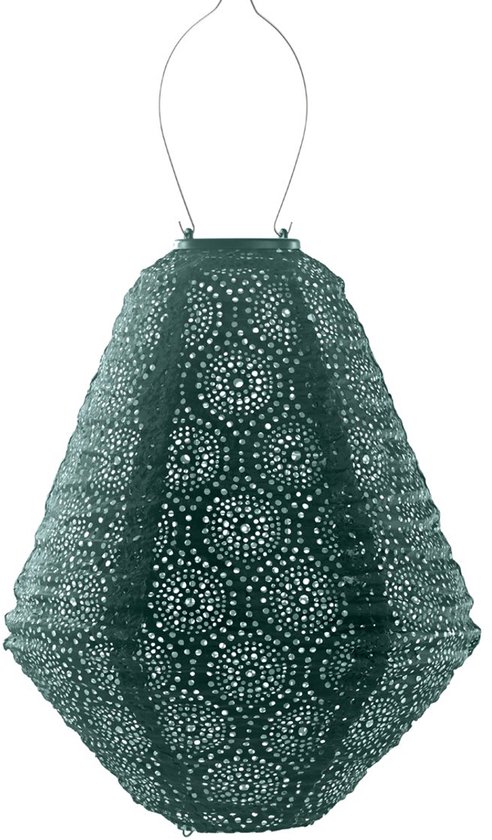 Groene lampion met een gedetailleerd, open, gestanst patroon en een metalen handvat.