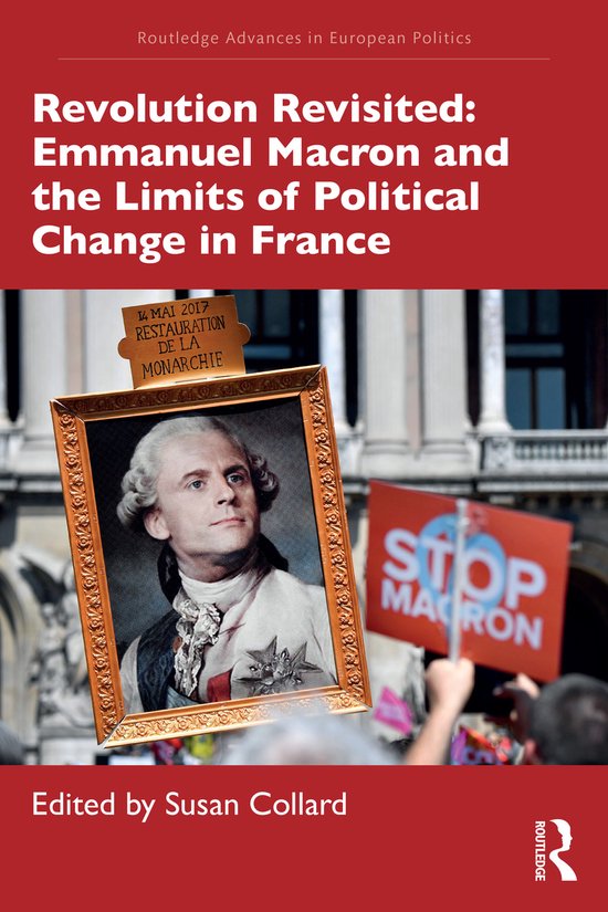 Boekomslag: Emmanuel Macron afgebeeld in een historisch monarchie-portret, met borden tegen Macron op de achtergrond.