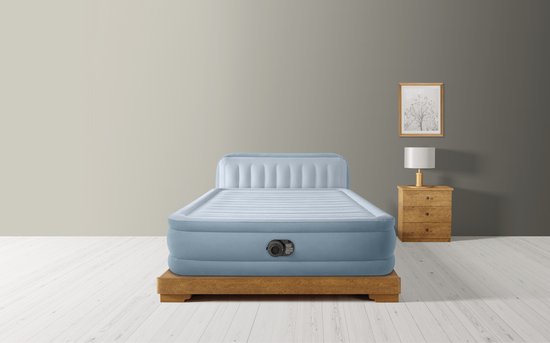 Lichtblauw Intex Dura-Beam Deluxe luchtbed met ingebouwde pomp, op een houten platform.