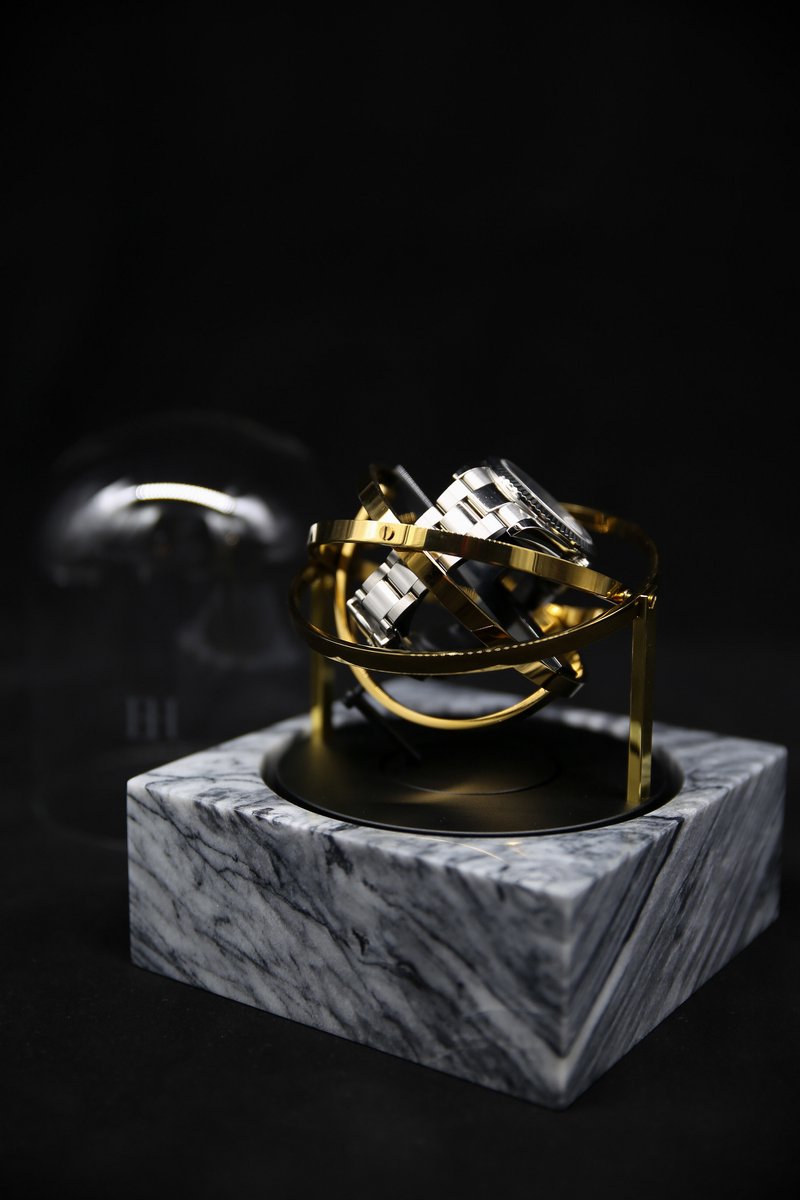 Tourbillon horlogeopwinder in grijs Emperador marmer en goud stalen ringen - Elbrus Horology - Gyrowinder Orbit Watch Winder