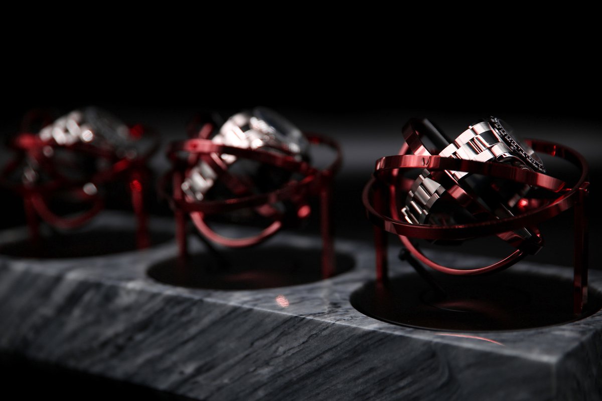 Triple Tourbillon horlogeopwinder in grijs Emperador marmer en rood stalen ringen - Elbrus Horology - Gyrowinder Orbit Watch Winder