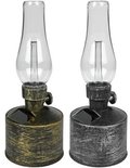 Twee Benson LED olielampen op zonne-energie, één in goudkleur en één in zilverkleur, met glazen kap.