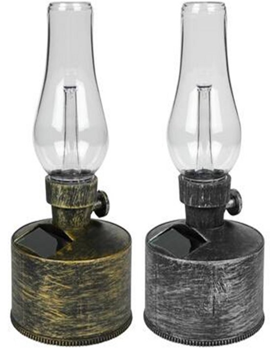 Twee Benson LED olielampen op zonne-energie, één in goudkleur en één in zilverkleur, met glazen kap.