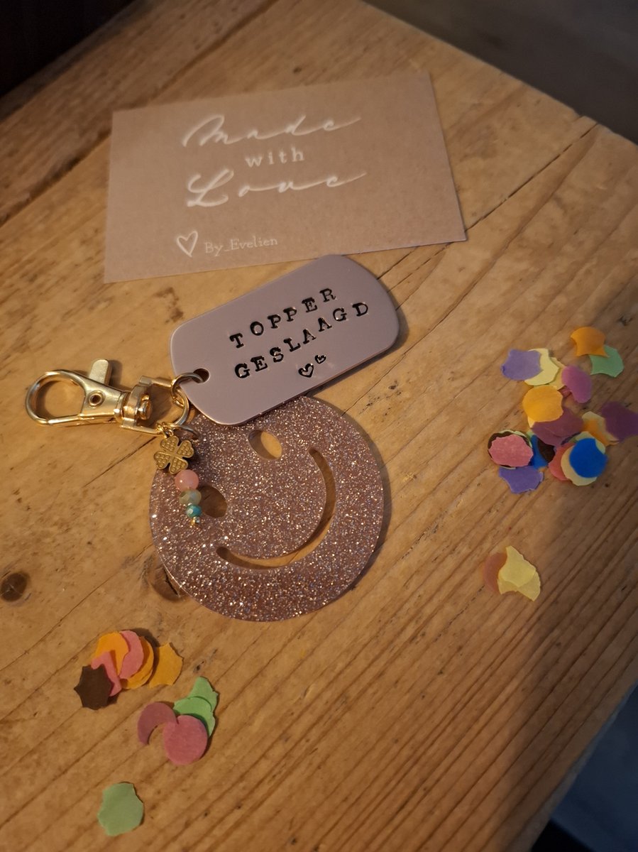 By_Evelien Sleutelhanger TOPPER GESLAAGD - Afstuderen - Graveren - Rijbewijs - Klaver - Geluk - Pluim - Trots op jouw - Dames - Meisje - Propedeuse - Mbo - Havo - Middelbare school 2025
