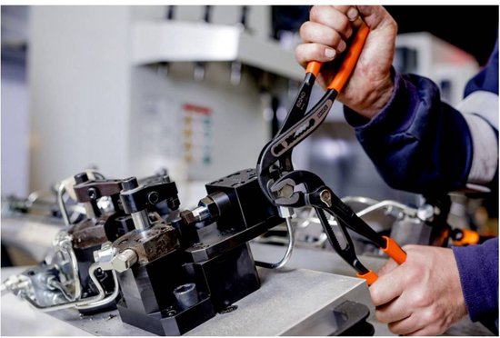 Grijptang met oranje handvatten die wordt gebruikt om apparatuur te monteren in een werkplaats.