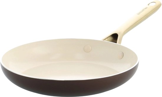 Bruine koekenpan met crème binnenkant en gouden handvat, op een witte achtergrond.