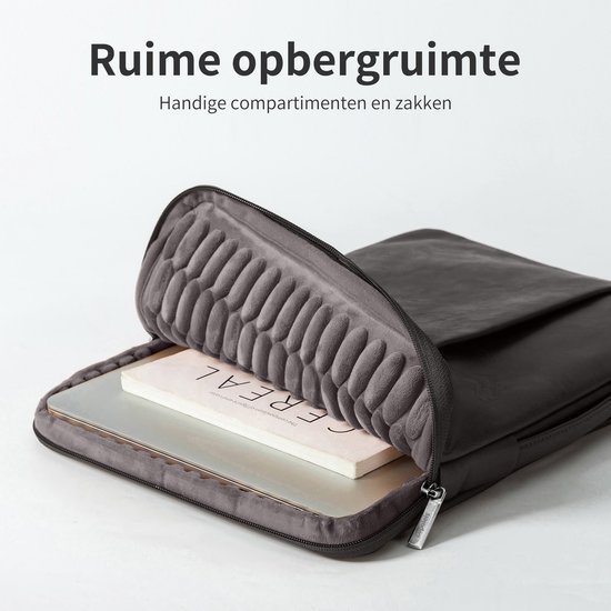 Zwarte laptoptas met ritssluiting geopend, waar een laptop en boek in passen. Beschikt over ruime opbergruimte.
