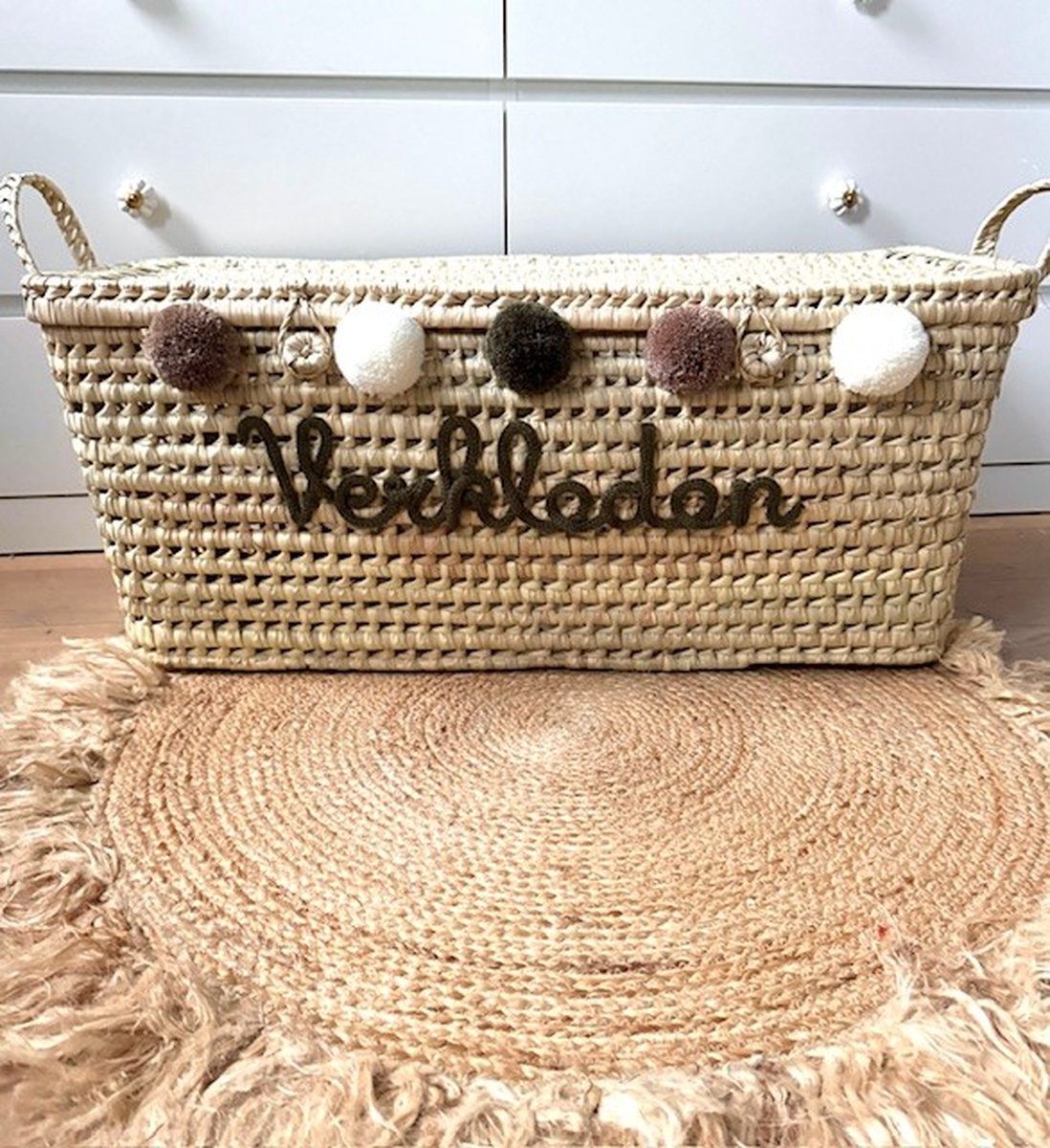 Opbergmand XXL - Rieten mand - 80cm - Speelgoed - Opbergen - Mand met naam - Pompon - Wol - Gepersonaliseerd - Handgemaakt - Decoratie - Geboortegeschenk - Verjaardagscadeau - Kraamcadeau - Geboorte - Marokko - Palmblad -Cadeau - Kinderkamer - Koffer