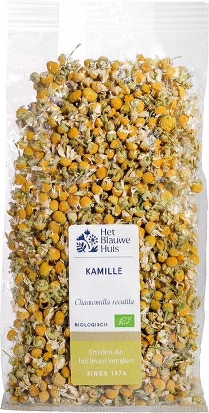 Zak met gedroogde kamillebloemen, met een label van 'Het Blauwe Huis' Kamille biologisch.