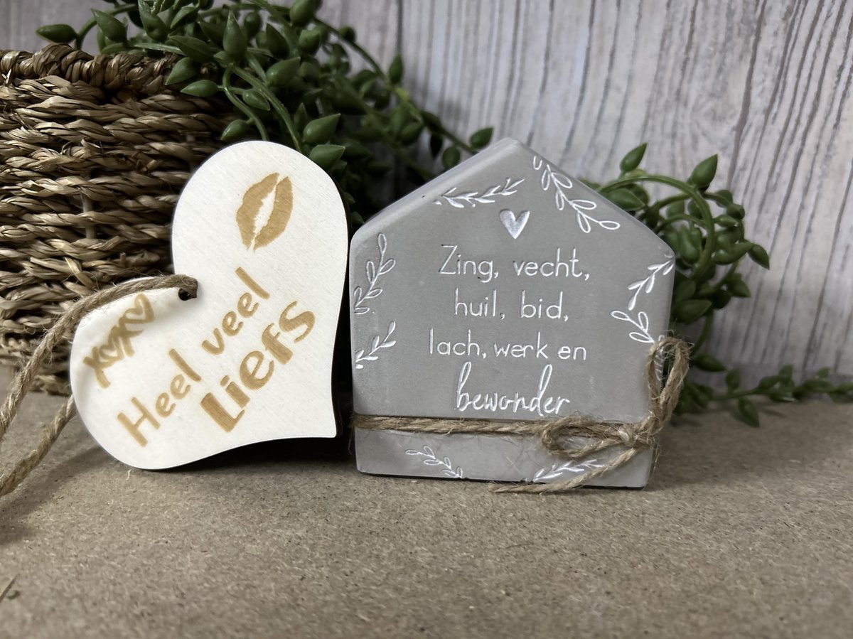 Creaties van Hier – Cement house Zing, vecht... met houten hartje - 8 cm – Cement