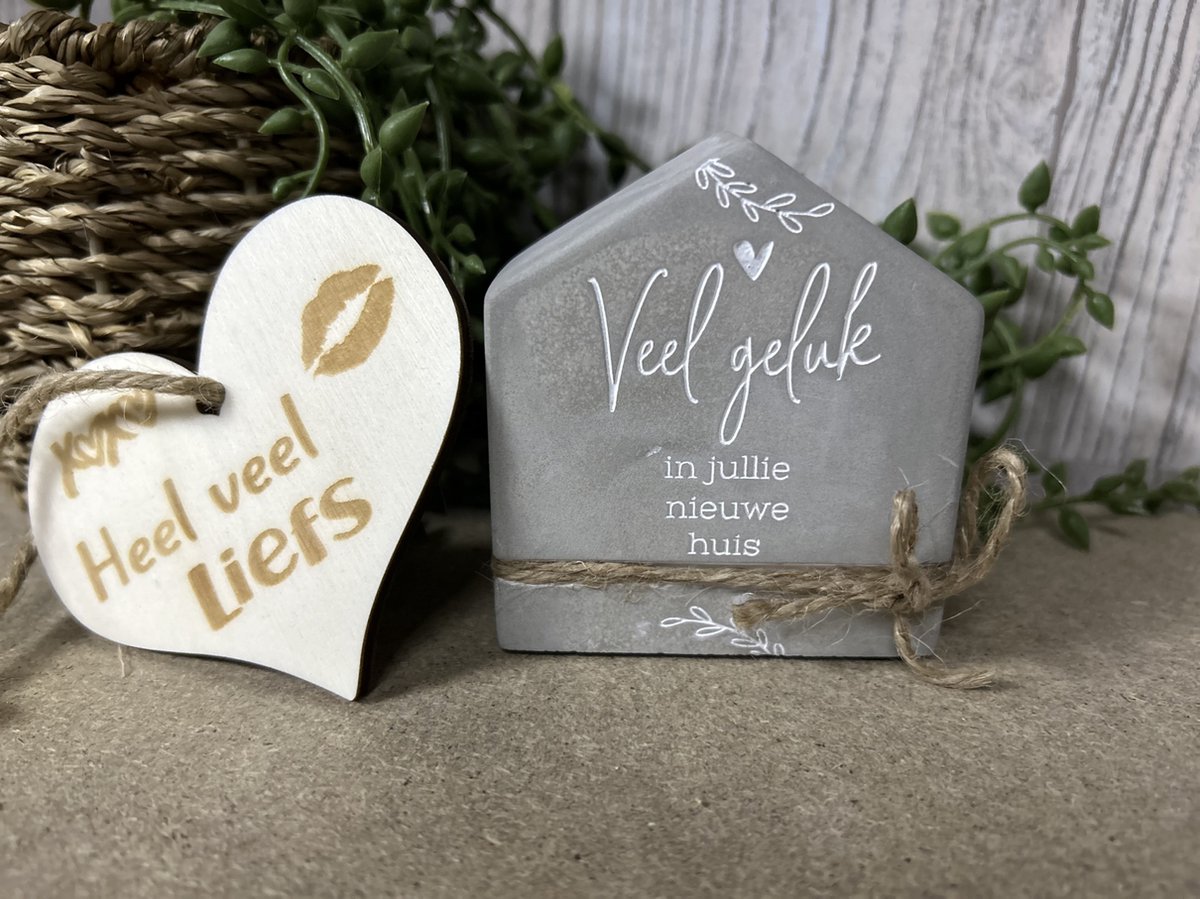 Creaties van Hier – Cement house Veel geluk met houten hartje - 8 cm – Cement