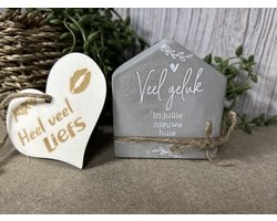 Creaties van Hier - Huisje Veel geluk in jullie nieuwe huis met houten hartje - 7x4x8 cm - Cement - Nieuwe woning
