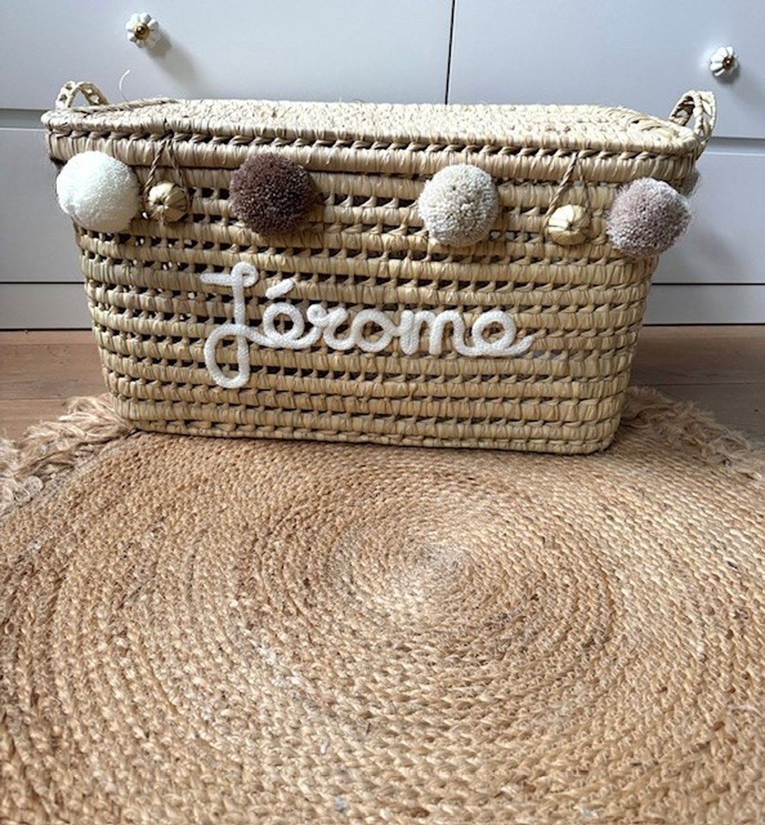Opbergmand - Rieten mand - 60cm - Speelgoed - Opbergen - Mand met naam - Pompon - Wol - Gepersonaliseerd - Handgemaakt - Decoratie - Geboortegeschenk - Verjaardagscadeau - Kraamgeschenk - Geboorte - Marokko - Palmblad - Cadeau - Kinderkamer - Koffer