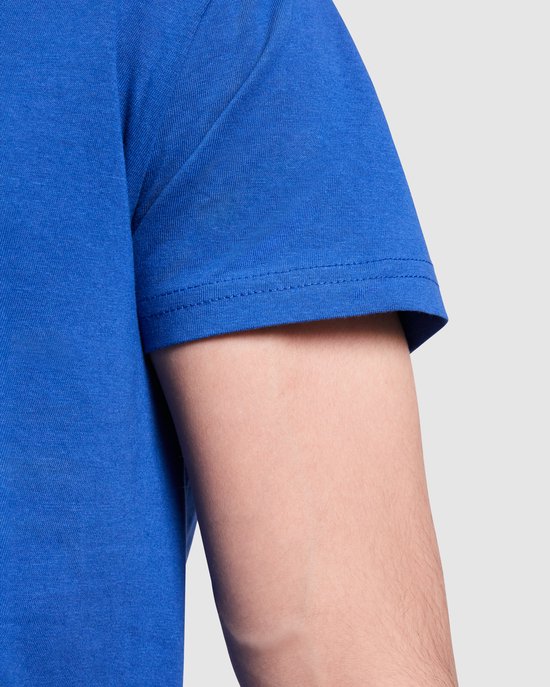 Détail de la manche d'un t-shirt bleu cobalt à col en V sur un modèle.