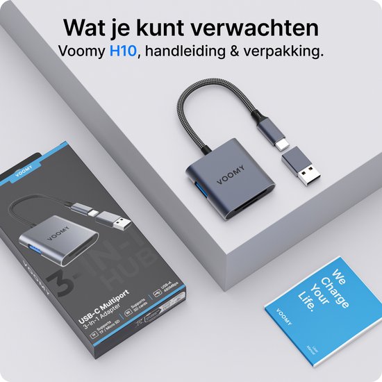 Hub USB-C Voomy 3-en-1, manuel et emballage, comprenant un lecteur de carte en aluminium gris espace et un convertisseur USB-A.