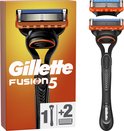 Gillette Fusion5 scheerapparaat met extra scheermesjes, op oranje en gele achtergrond.